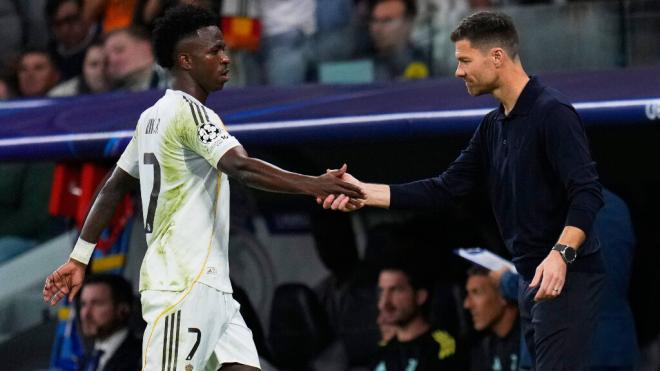 Vinicius y Xabi Alonso en un partido (Foto: Cordon Press)