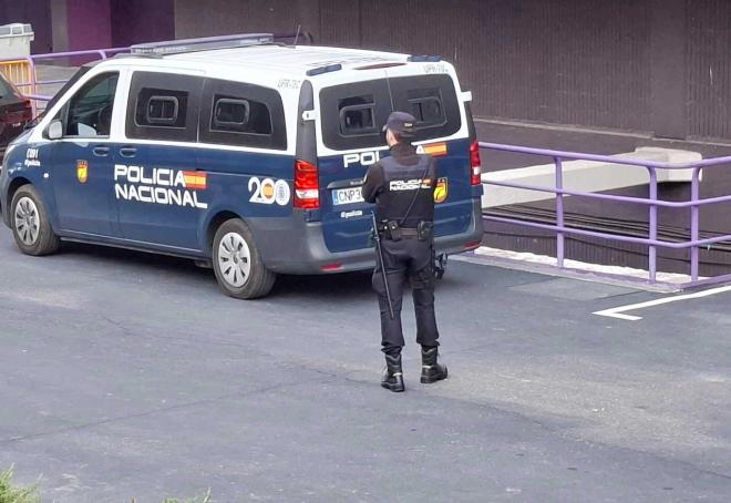 Furgón y agentes de la Policía Nacional, presentes en el entrenamiento del Real Valladolid.