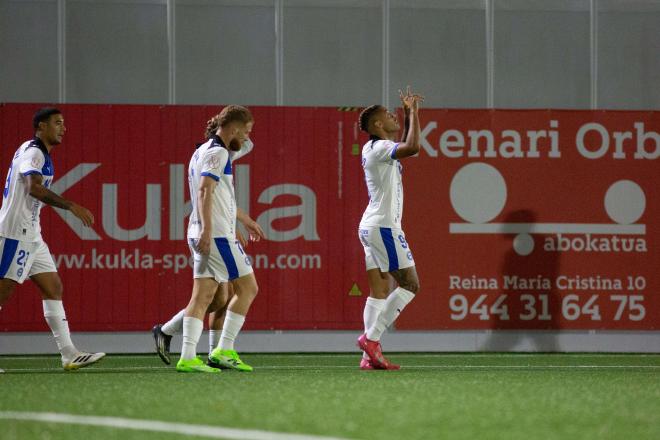 Mariano Díaz celebra uno de los goles con el Alavés en Copa (Foto: Deportivo Alavés).