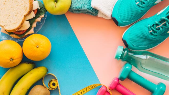 Diversos artículos: frutas, toallas, deportivas, pesas... (Foto: Freepik)