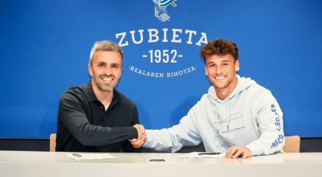 Jon Balda, tras su renovación con la Real Sociedad (Foto: Real Sociedad).