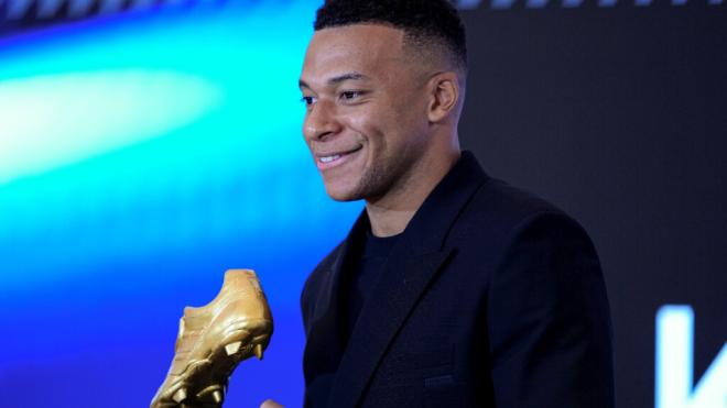 Kylian Mbappé posando con su Bota de Oro (Europa Press)