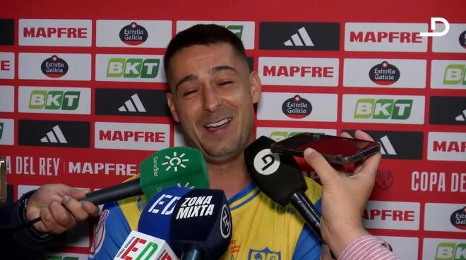 Sergio León responde a los periodistas tras el Palma del Río - Real Betis (Imagen: ElDesmarque).