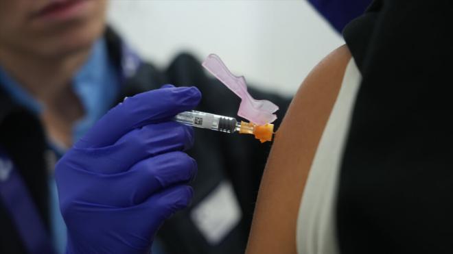 Una persona se vacuna en un centro de refuerzo de vacunación frente a la gripe en Bilbao (Foto: H.Bilbao / Europa Press)