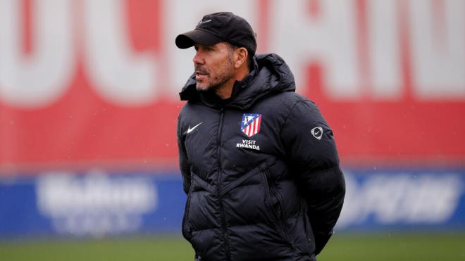 Simeone en un entrenamiento del Atlético de Madrid ('X' Atleti)