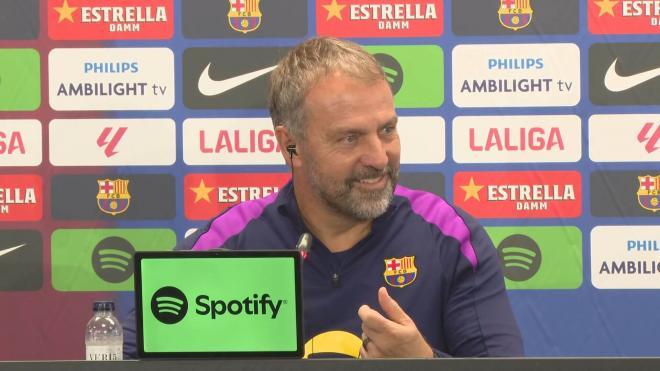 Hansi Flick en sala de prensa.