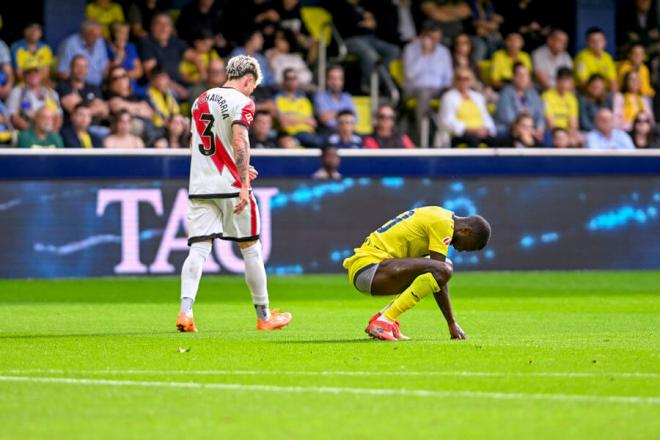 Nicolás Pépé se lamenta en el Villarreal - Rayo. (Foto: EFE)