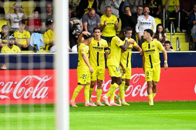 El Villarreal celebra ante el Rayo Vallecano (EFE)