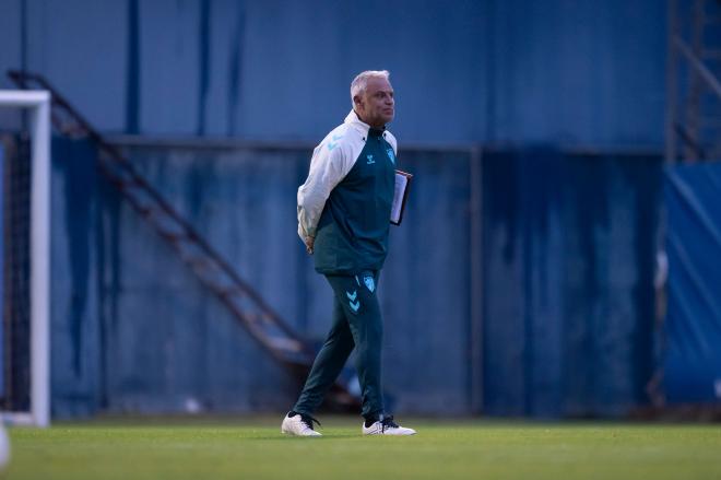 Sergio Pellicer dirige una sesión de entrenamiento. (Foto: Málaga CF)