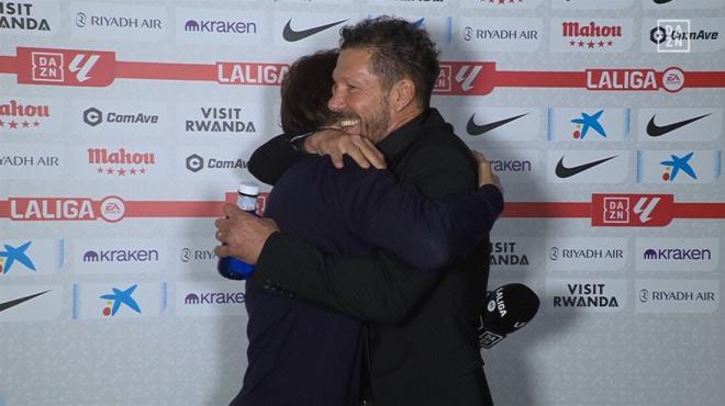 Almeyda y Simeone se abrazan ante las cámaras de DAZN.