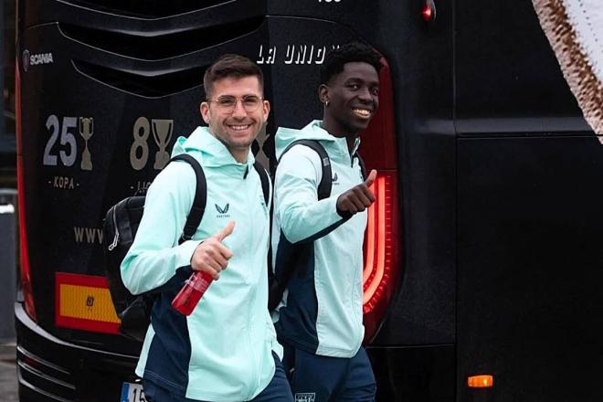 Jesús Areso, aquí a por el autobús con Adama Boiro, hablará este martes en Newcastle antes de la Champions League (Foto: Athletic Club).