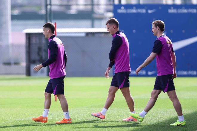 Marc Casadó, Dani Olmo y De Jong en el entrenamiento (Europa Press)