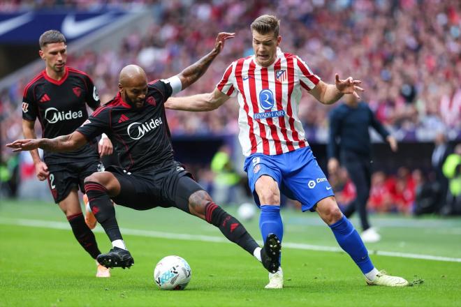 Marcao, en un lance con Sorloth (Foto: Europa Press)