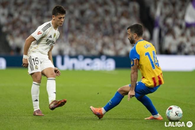 Gayà superado en el Bernabéu (Foto: LALIGA)