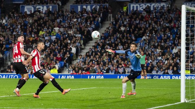 Remate ante Alex Remiro en el derbi contra la Real Sociedad en Anoeta (Foto: Athletic Club).