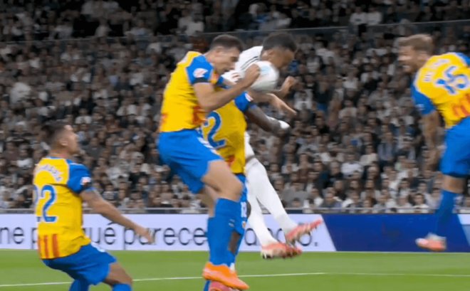 La acción del penalti por mano de César Tárrega