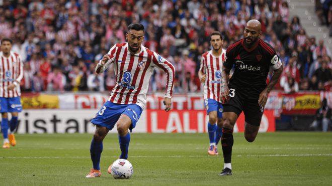 Nico González, ante Marcao en el Atlético-Sevilla (Foto: ATM).