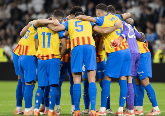 Piña del Valencia CF ante el Real Madrid (Foto: LALIGA)