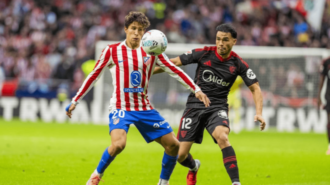 Giuliano Simeone, ante Suazo en el Atlético-Sevilla (Foto: ATM).