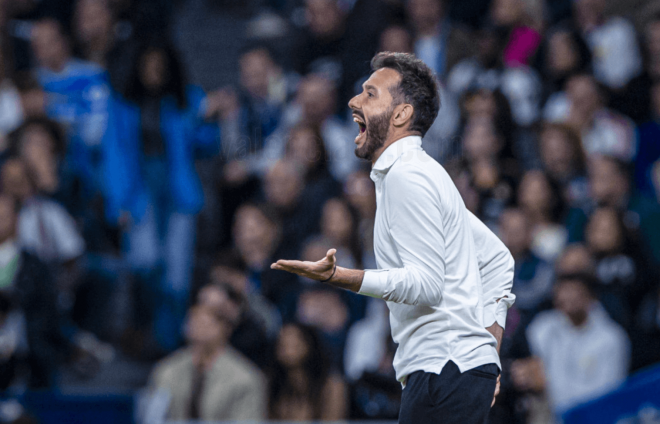 Carlos Corberán en el Real Madrid - Valencia CF (Foto: Valencia CF)