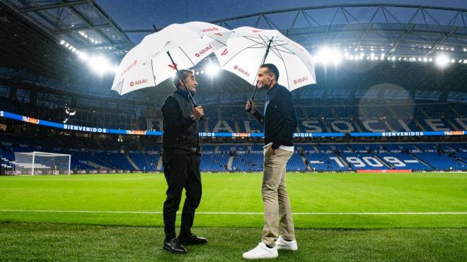 Ernesto Valverde y Sergio Francisco, bajo los paraguas antes del derbi de Anoeta (Foto: Athletic Club).