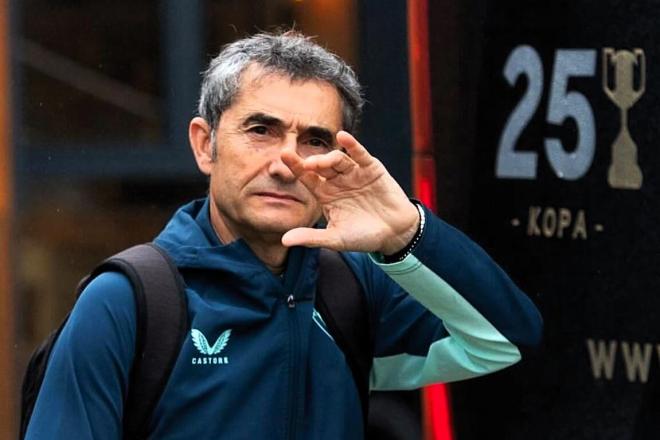 Ernesto Valverde, a por el autobús para el derbi en Lezama (Foto: Athletic Club).