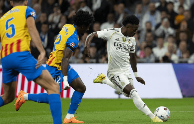 Los dos equipos lucieron brazaletes negros por Ochotorena (Foto: LALIGA)