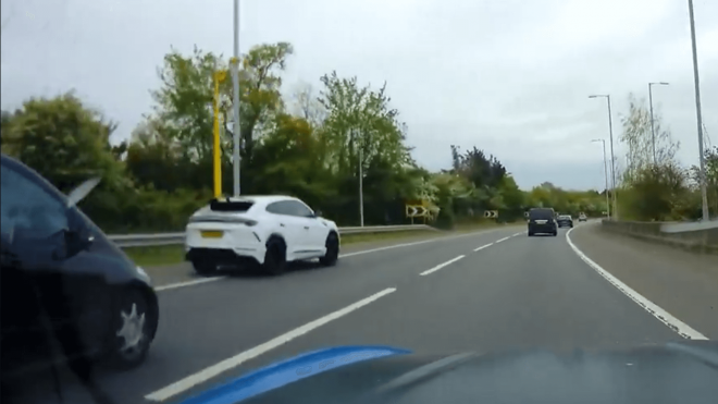 Wesley Fofana adelanta por el arcén con su Lamborghini Urus.