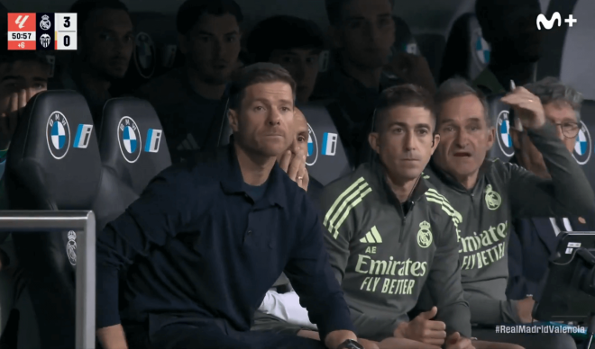 Xabi Alonso reacciona al penalti fallado de Vinícius.