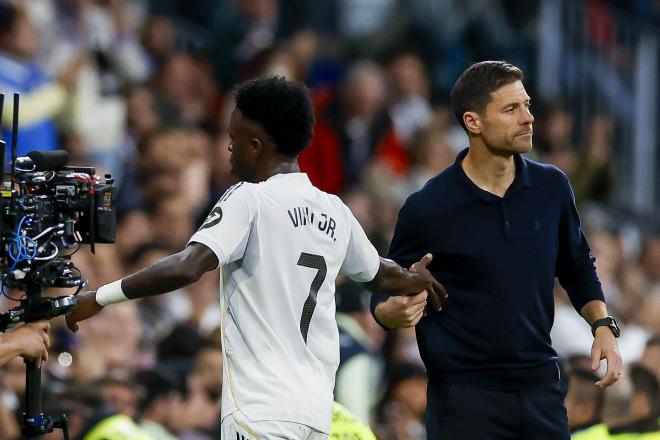 Xabi Alonso y Vinicius, durante el cambio (Foto: EFE).