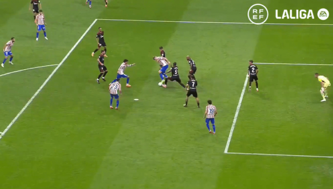 Acción del penalti de Nianzou sobre Giménez.