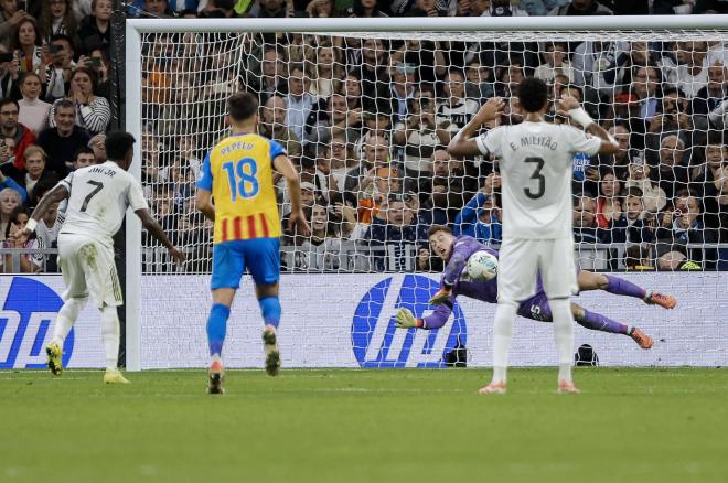 Vinicius fallando el penalti con el Valencia (EFE)