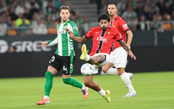 Lo Celso y Samu Costa, en el Betis-Mallorca (Foto: Kiko Hurtado).