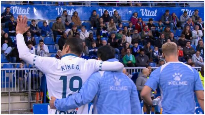 Kike García se marcha ovacionado en Mendizorrotza tras lesionarse. (Movistar)