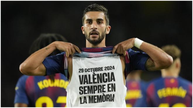 Ferran Torres homenajea a las víctimas de la DANA. (EFE)