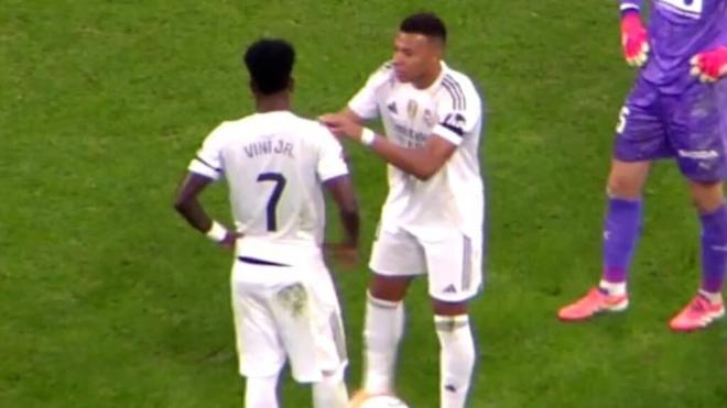 Mbappé aconsejando a Vinicius (ElDesmarque)