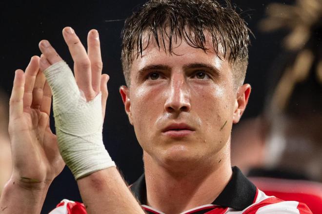 Aplauso de Jauregizar tras el derbi contra la Real Sociedad en Anoeta (Foto: Athletic Club).