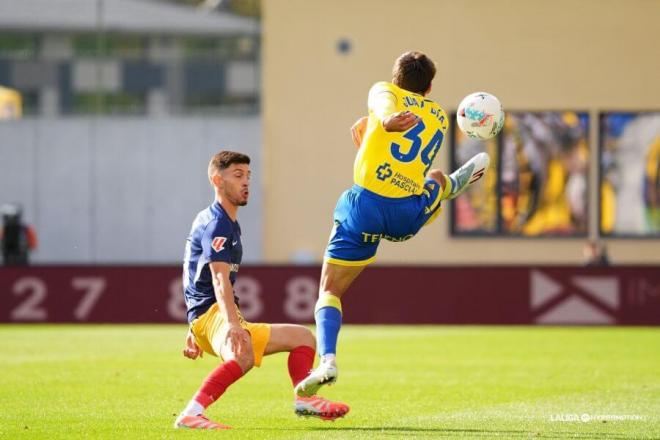 Juan Díaz, junto a Minsu, durante el Andorra - Cádiz (Foto: LALIGA).