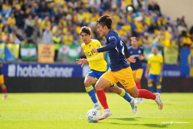 Juan Díaz, junto a Minsu, durante el Andorra - Cádiz (Foto: LALIGA).