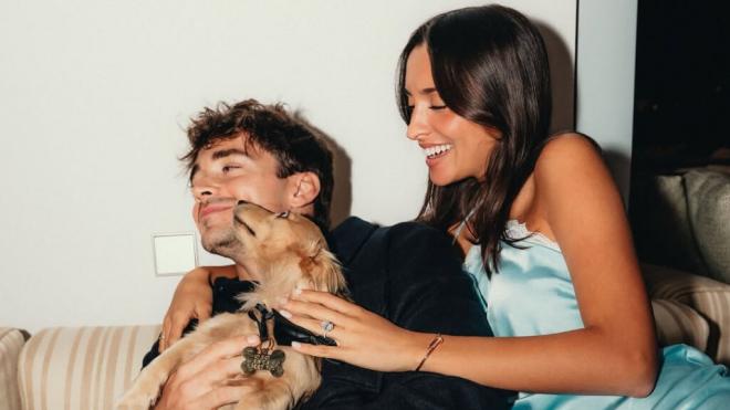 Leclerc y Alexandra con su perrito Leo en la pedida (Instagram)