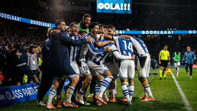 Los jugadores de la Real Sociedad celebra un gol ante el Athletic (Foto: Real Sociedad).
