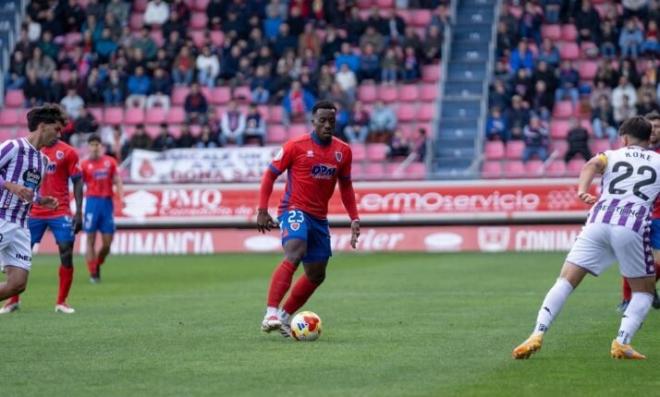 Jannick, ante Koke y César Porras, en Soria (Foto: CD Numancia).
