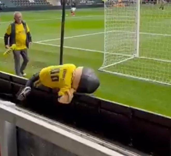 Mascota borracha del ST. Albans. (Foto: @footyawayday)