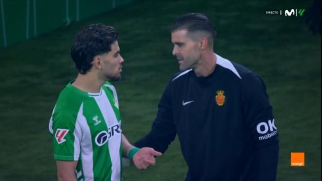 Cuéllar, dialogando con Abde después del descanso.