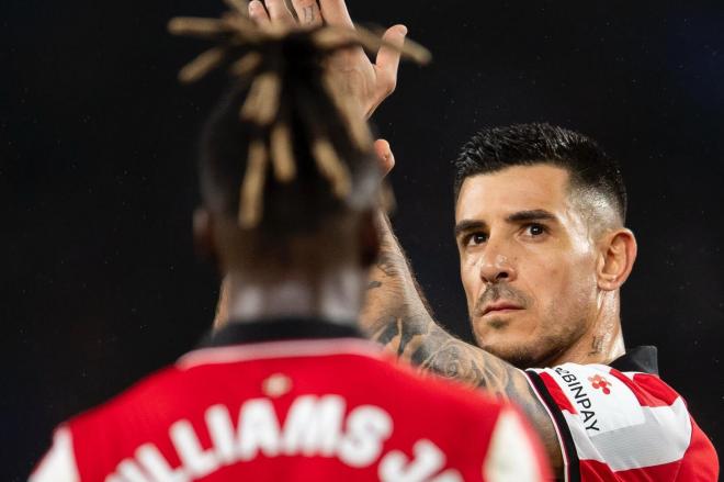 Aplauso de Yuri Berchiche tras Nico Williams, en el derbi contra la Real Sociedad en Anoeta (Foto: Athletic Club).