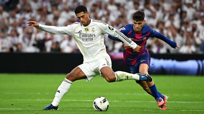 Jude Bellingham y Pedri González, en El Clásico Real Madrid - Barcelona (Foto: Cordón Press).