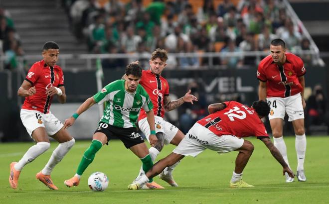 Abde, ante varios rivales del Mallorca (Foto: Kiko Hurtado).