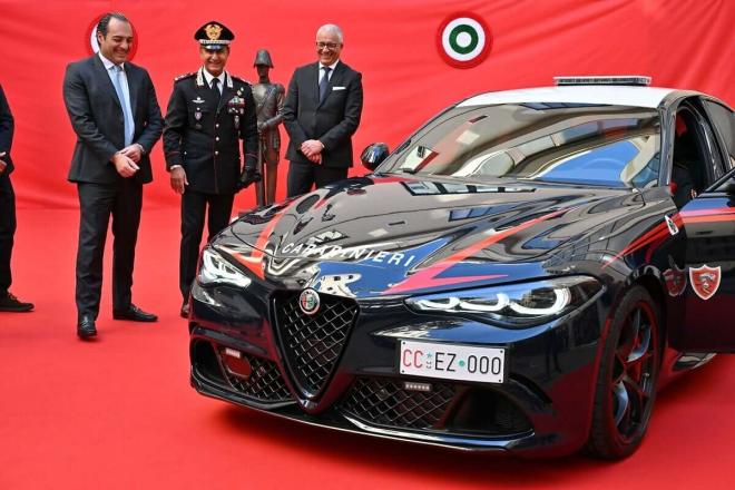 Los Carabinieri un Alfa Romeo Giulia Quadrifoglio.