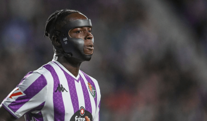 Amath Ndiaye portando su máscara protectora en la victoria ante el Granada CF