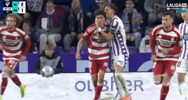 El beso de Iván Alejo a Diego Hormigo (Foto: DAZN).